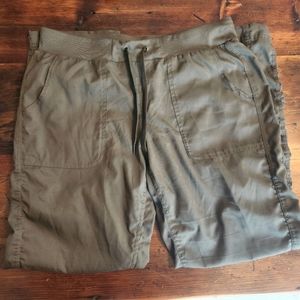 ST JOHNS BAY ACTIVE ROUCHED CAPRI PANTS, GREEN, PETITE MEDIUM